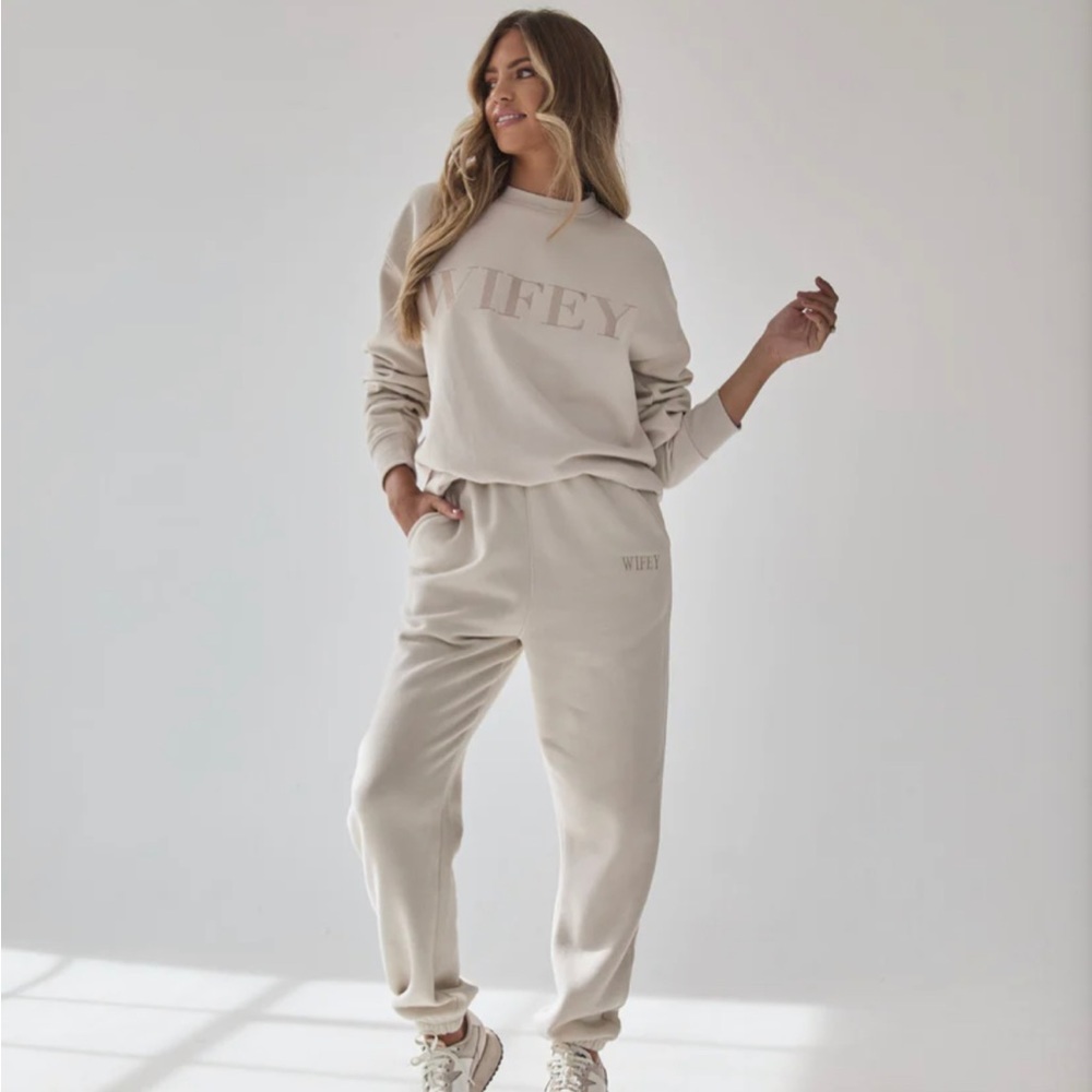Wifey Crewneck Sweatshirt and Jogger Set - Cream